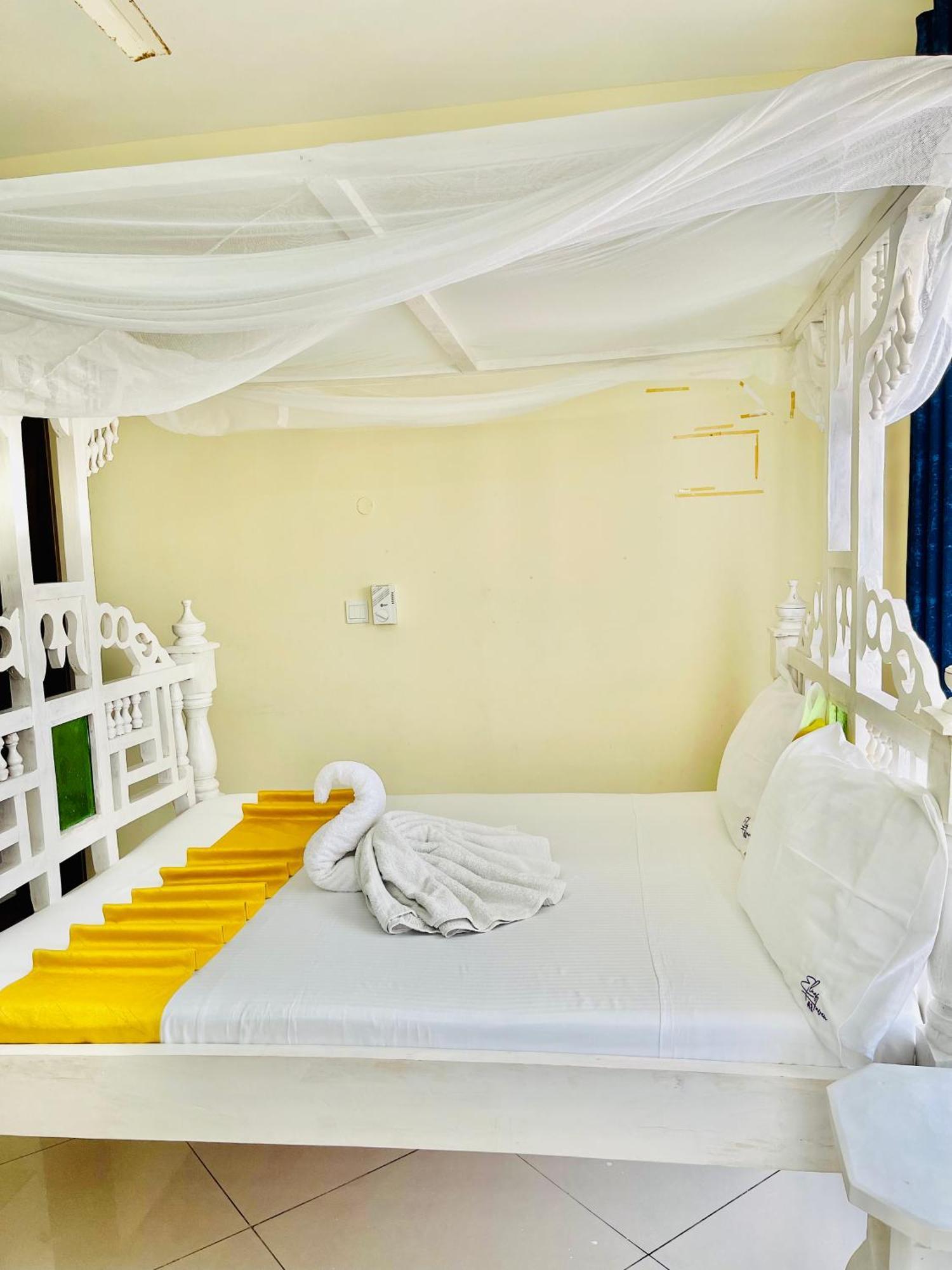 Bed and Breakfast Elna'S Nyali - Work & Unwind - Pool, Sea Views, Ac & Fast Wi-Fi Момбаса Екстер'єр фото