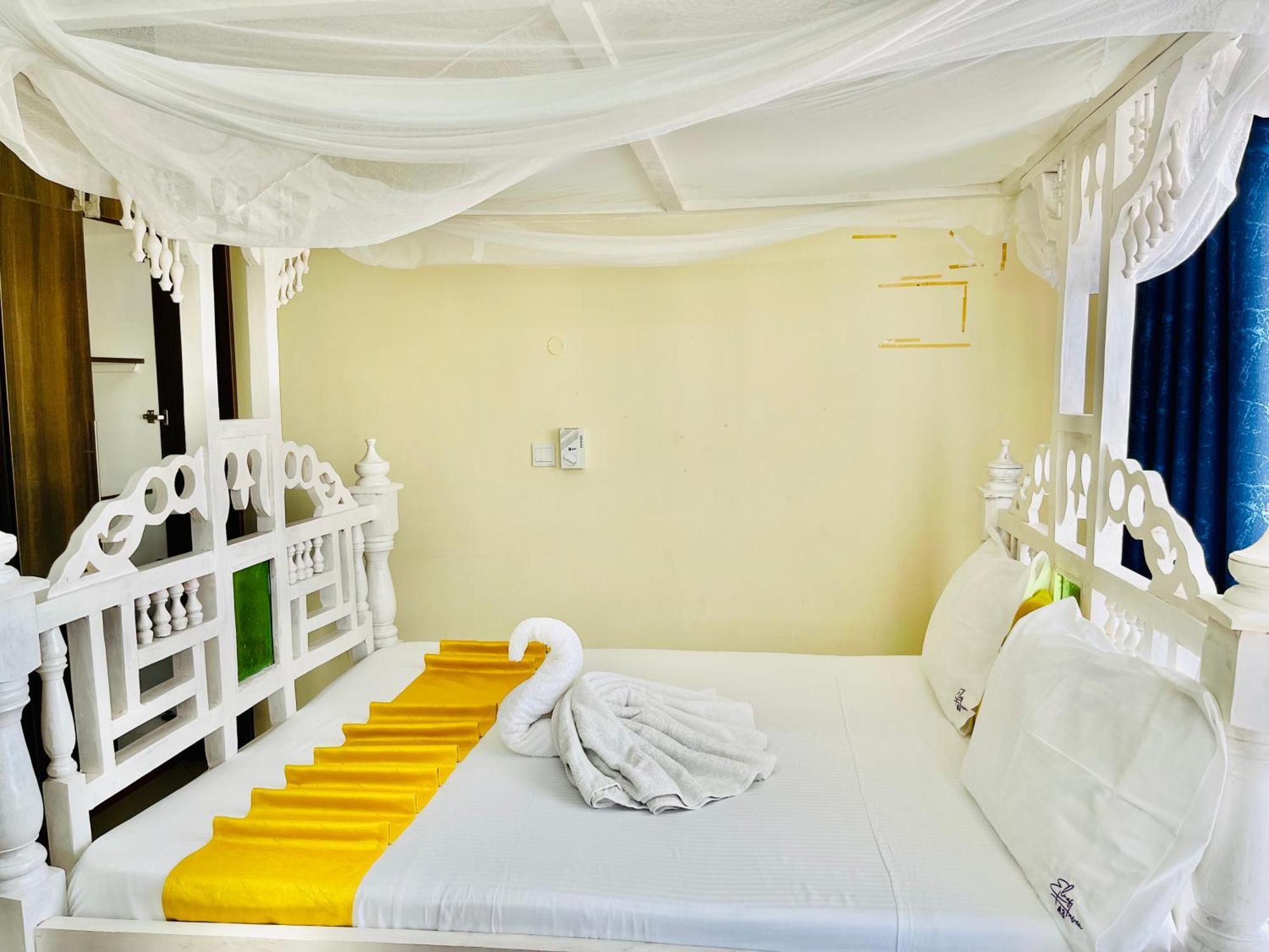 Bed and Breakfast Elna'S Nyali - Work & Unwind - Pool, Sea Views, Ac & Fast Wi-Fi Момбаса Екстер'єр фото