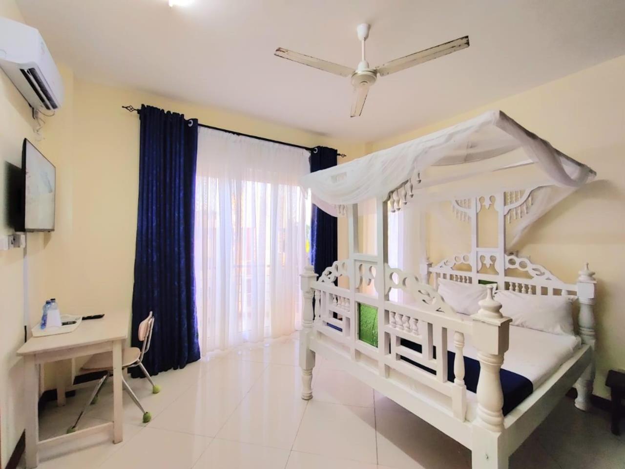 Bed and Breakfast Elna'S Nyali - Work & Unwind - Pool, Sea Views, Ac & Fast Wi-Fi Момбаса Екстер'єр фото